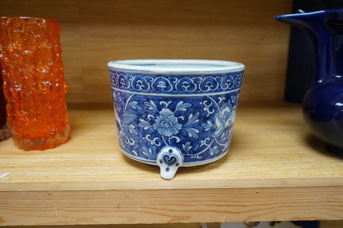 A Chinese blue and white tripod bowl, 18cm diameter. Condition - good